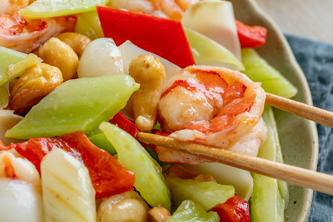 Cooked in 10 Minutes [stir-fried Shrimp with Celery and Cashew Nuts], Sweet and Crispy, Delicious and Not Fat recipe