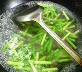 Stir-fried Pork Tongue with Garlic Sprouts recipe