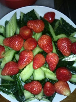 Cucumber Mixed with Strawberries recipe