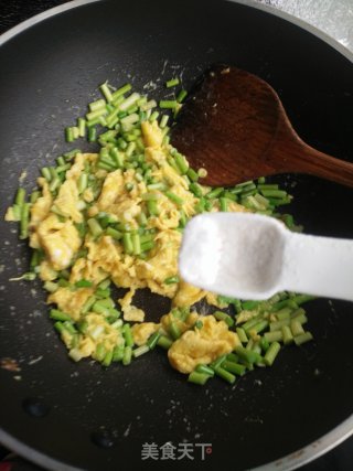 Scrambled Eggs with Garlic Stalks recipe