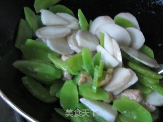 Stir-fried Yam Pork Slices with Lettuce and Red Pepper recipe