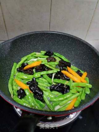 Stir-fried Black Fungus and String Beans with Tender Ginger recipe