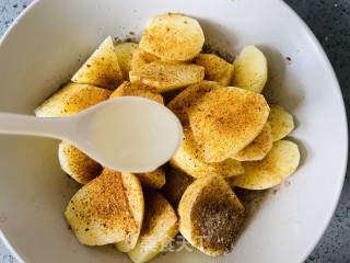 Crispy Roasted Potato Wedges with Crispy Outside and Sticky Inside recipe