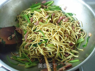 Stir-fried Thousand Pieces of Bacon and Celery recipe