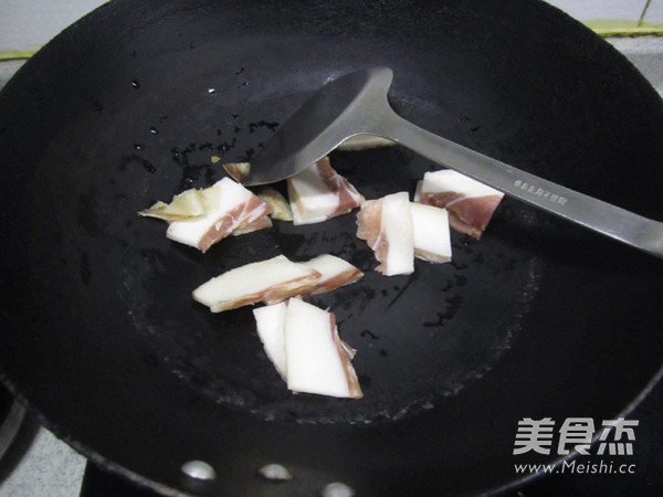 Stir-fried Bacon with Pepper and Smoked Dry recipe