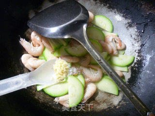 Stir-fried Zucchini with Jiangbai Shrimp recipe