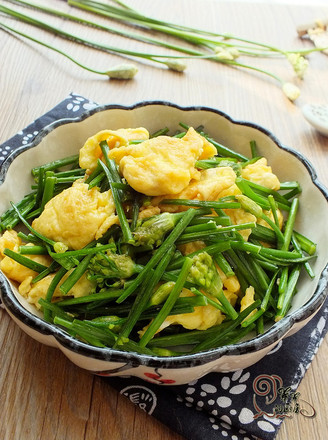 Scrambled Eggs with Chive Moss recipe