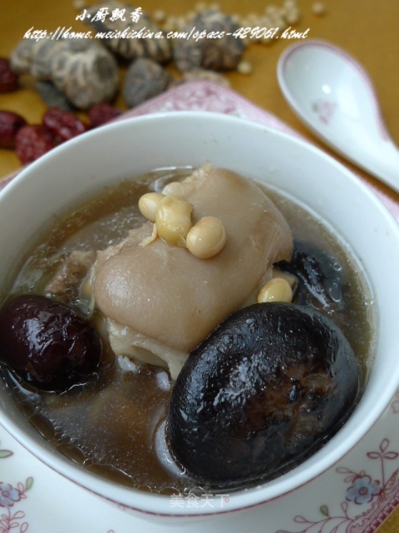 【mushrooms and Soybeans in Pot Pork Knuckles】enriching Qi, Replenishing Spleen and Bone recipe