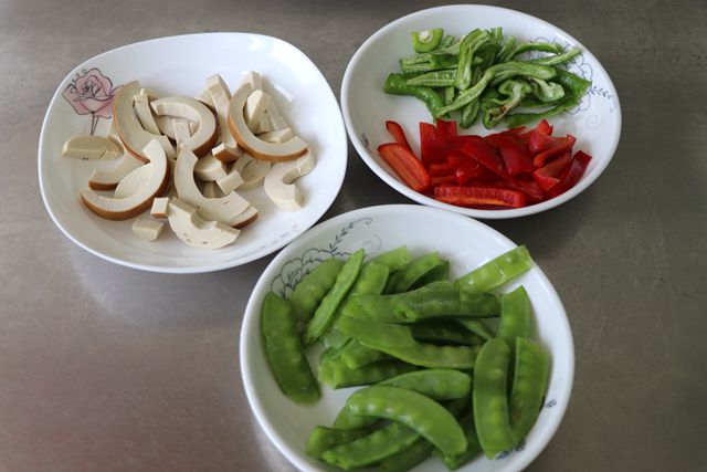 Vegetarian Chicken Stir-fried Vegetables with Peas recipe