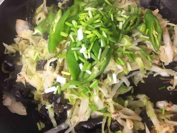 Vegetarian Stir-fried Cabbage Black Fungus recipe