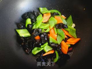 Stir Fried Fungus with Carrots recipe