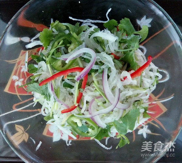 Coriander Mixed with Shredded White Radish recipe