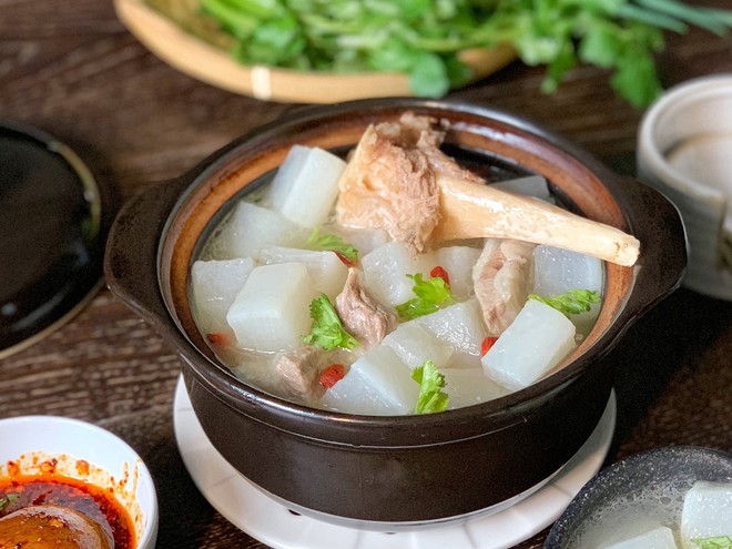 Take A Sip to Warm The Radish and Lamb Bone Soup in The Cold Winter recipe