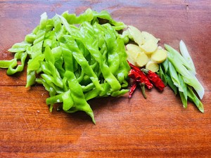 Stir-fried Cuttlefish with Home-cooked Vegetable Sauce (15 Minutes) recipe