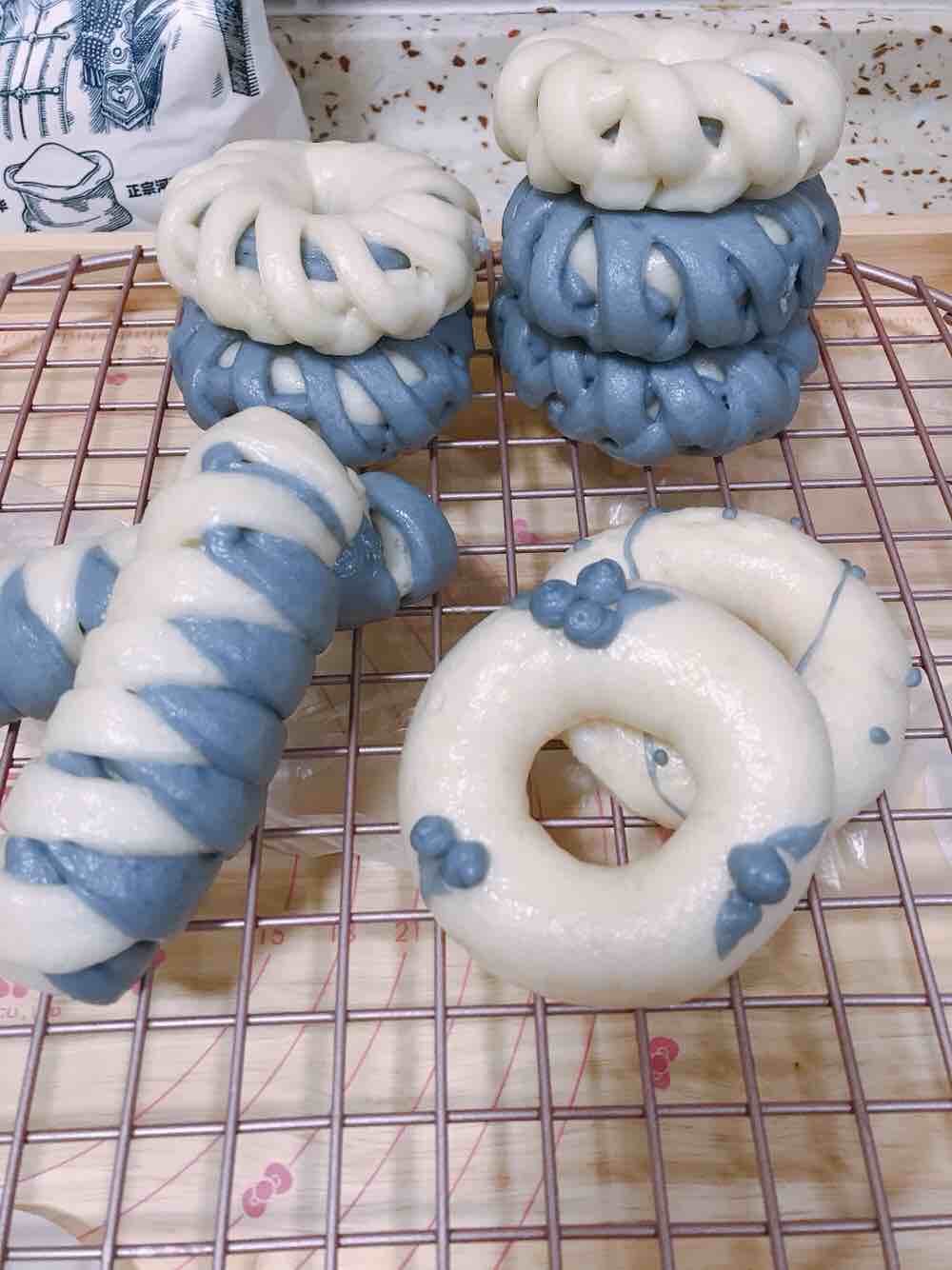 Two-color Steamed Buns ~ Natural Pigments-butterfly Pea Flower Blue ~ recipe