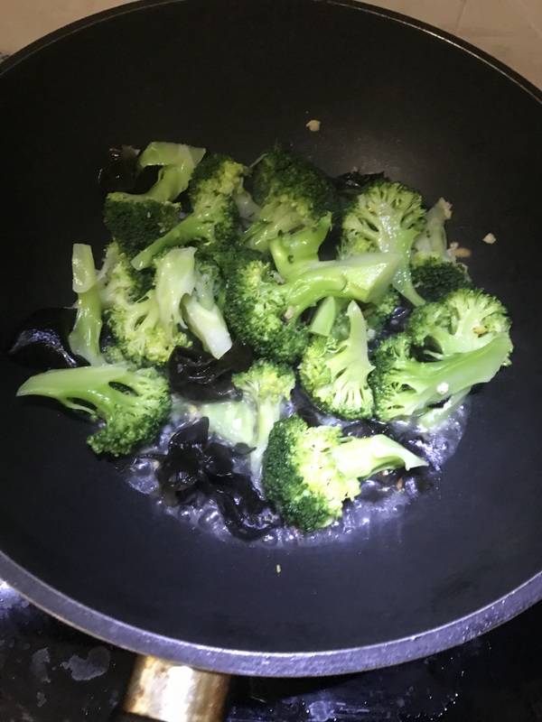 Stir Fried Fungus with Garlic Broccoli recipe