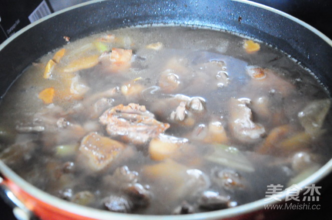 Stir-fried Pigeon with Mushrooms and Dried Bamboo Shoots recipe