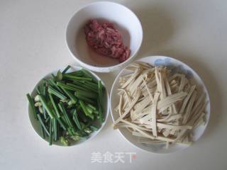 Thousand Slices of Beef Shredded with Chives and Stalks recipe