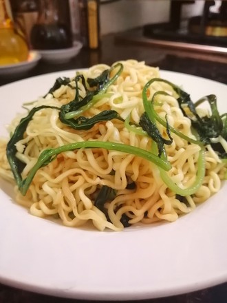 Xiaobai Makes Food~~sweet Potato Leaf Fried Noodles recipe
