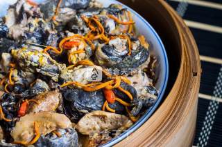 Steamed Black-bone Chicken with Medicated Cordyceps Flowers and Assorted Mushrooms recipe