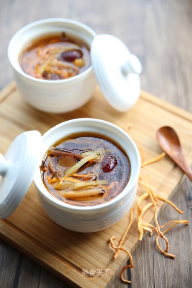 Nourishing and Warming The Heart-stewed Chicken Soup with Daylily and Cordyceps Flowers