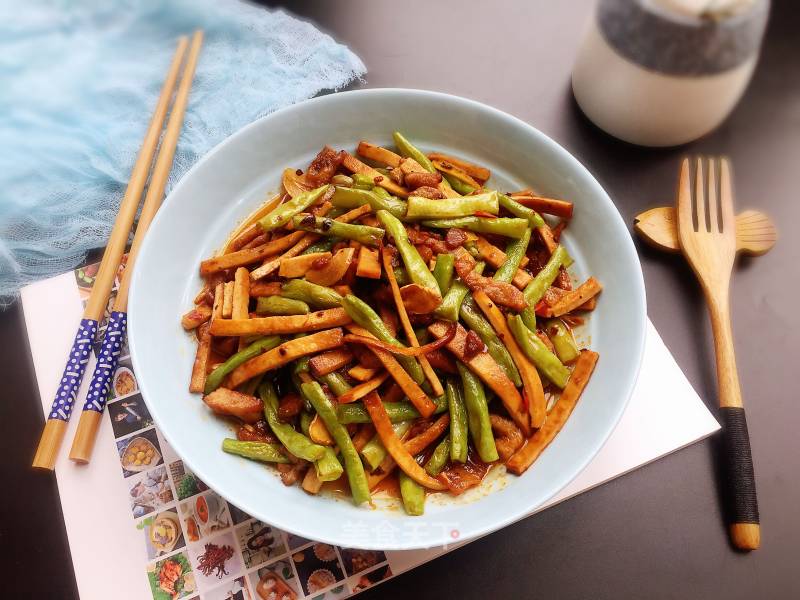 Stir-fried Shredded Pork with Cowpeas recipe