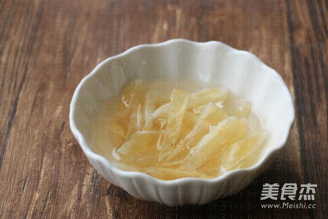 Chinese Wolfberry Milk Stewed Flower Gum recipe