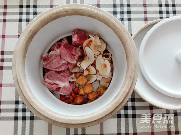 Sea Coconut Almond Stewed Pork Fan Bone recipe