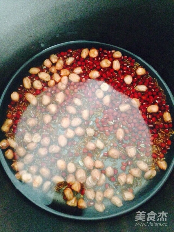 Red Beans, Peanuts, Red Rice and Longan Porridge recipe