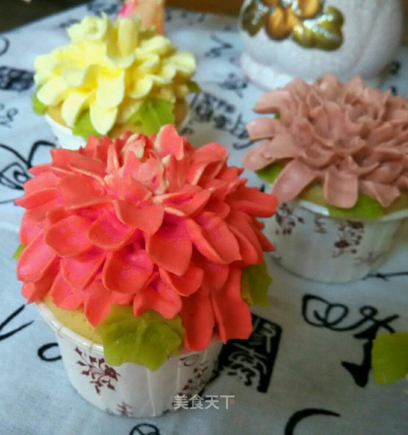 Autumn Chrysanthemum Cupcakes