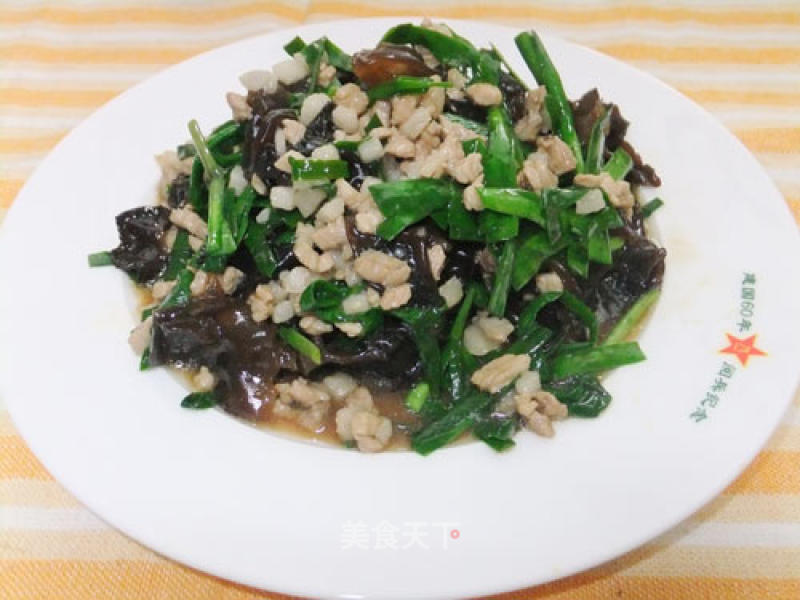 Stir-fried Fungus with Minced Meat and Chives recipe