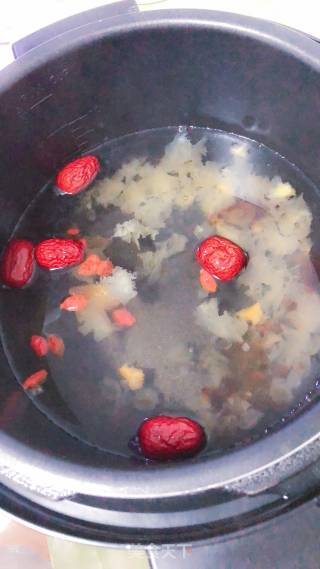 Peach Gum Soap Soup with Mi Xueyan and Tremella recipe