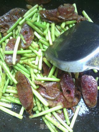 Home-style Stir-fry-sausage Stir-fried Garlic Sprouts recipe