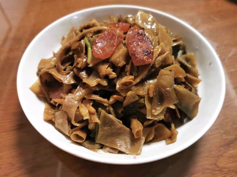 Stir-fried Sausage with Dried Lentils recipe