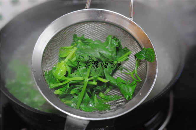 Celery Leaves Mixed with Fungus recipe
