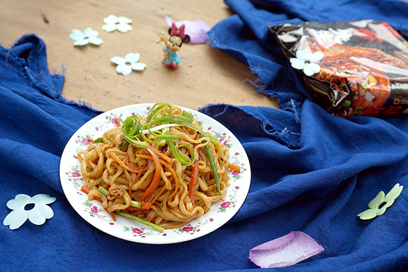 Fried Instant Noodles with Fried Sauce recipe