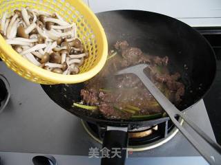 Stir-fried Beef with Fresh Mushrooms recipe