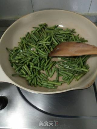 Stir-fried Cowpeas with Double Peppers recipe