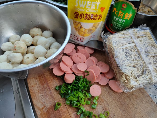 Fried Noodles with Sausage Meatballs recipe