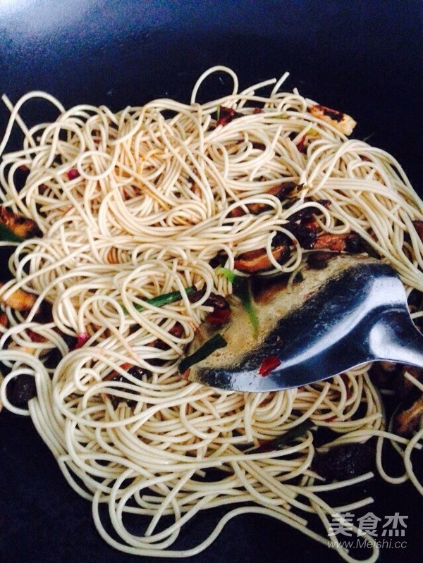 Fried Noodles with Mushrooms in Oyster Sauce recipe