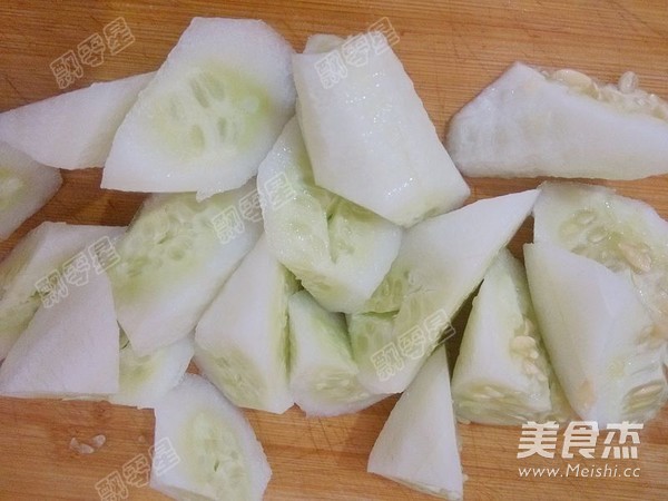 Cucumber Frozen Tofu Stewed Chicken Wing Root recipe