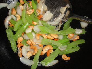 Stir-fried Lily with Celery and Cashew Nuts recipe