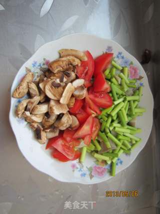 Stir-fried Noodles with Garlic Sprouts recipe