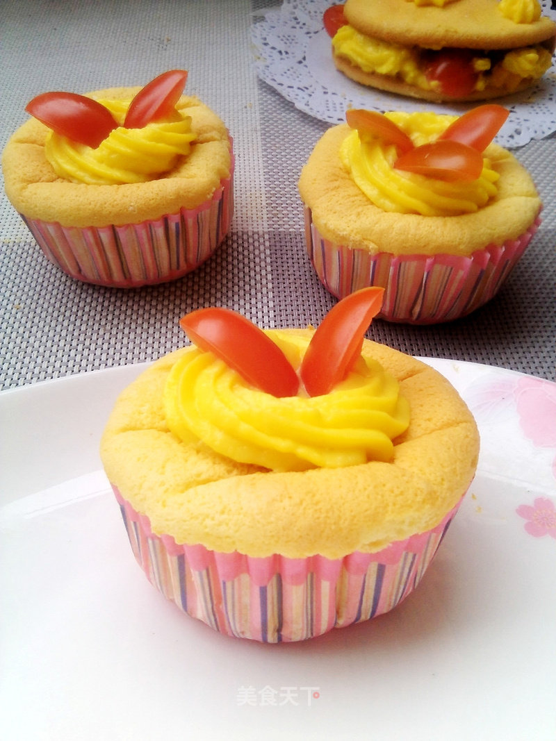 Small Cakes with Custard Sauce recipe