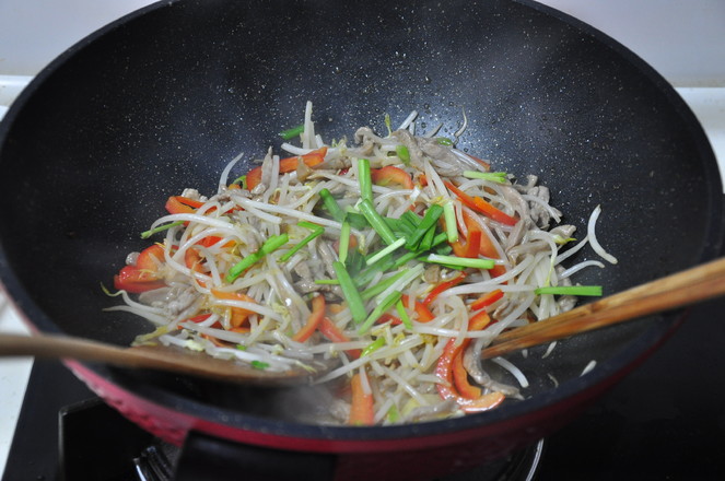 Stir-fried Shredded Pork with Bean Sprouts recipe