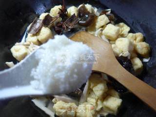 Braised Bamboo Shoots with Black Fungus and Small Oil Tofu recipe