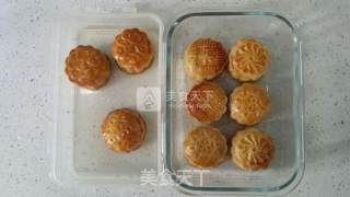 Cantonese-style Coconut Milk Fragrant Mooncakes recipe