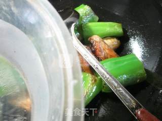 Grilled Medium Wings with Tiger Skin Peppers recipe