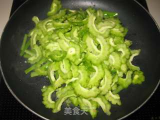 Spicy Stir-fried Bitter Gourd recipe