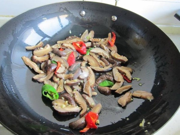 Stir-fried Pork Skin with Shiitake Mushrooms recipe